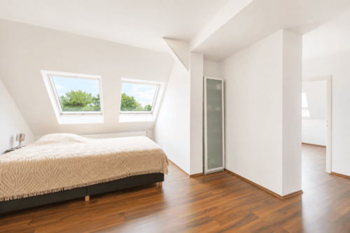 Großes Schlafzimmer mit Balkon und En-Suite-Bad - 