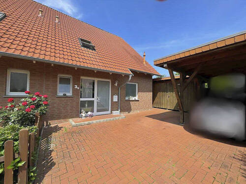 Hausansicht mit Hof u. Eingang - Gepflegte DHH in guter Lage - 349.000,00 EUR Kaufpreis, ca.  137,00 m² Wohnfläche