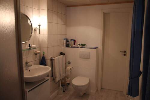 DUSCHBAD MIT ZUGANG ZUM ABSTELLRAUM - 