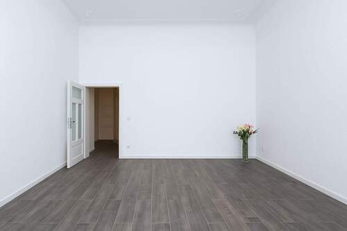 Zimmer 1 mit Tür zum Flur - 4 Zimmer Etagenwohnung in Berlin