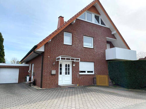Außenansicht mit Eingang Dachgeschoss - Gepflegt und im TOP-Zustand: diese Immobilie läßt keine Wünsche offen: 2-Familienwohnhaus mit vielen Extras in attraktiver Wohnlage in Bünde-OT