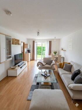 Wohnzimmer - Zentrale 2,5-Zimmer-Wohnung mit Terrasse - ideal für Singles oder Paare