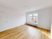 Ansicht I: Wohn- und Esszimmer - **FRISCH SANIERT** Helle 3-Zimmer-Wohnung mit EBK und Wannenbad
