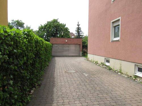 Zufahrt zur Garage mit Doppelparker - 