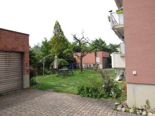 Kleine Gartenanlage die von der Gemeinschaft genut - 