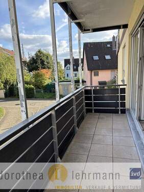Balkon - Frisch renovierte 2-Zimmer-Wohnung mit Balkon in grüner und straßenverkehrsberuhigter Wohnlage