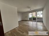 Wohnzimmer mit Zugang zum Balkon - 2 Zimmer Etagenwohnung in Mainz