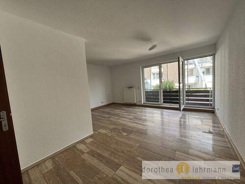Wohnzimmer mit Zugang zum Balkon - 2 Zimmer Etagenwohnung in Mainz
