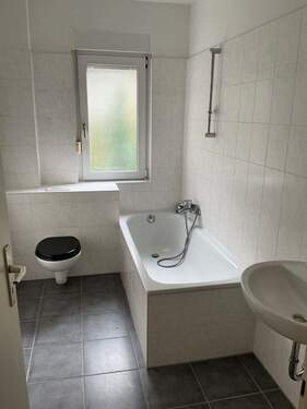 Badezimmer mit Wanne.jpeg - 