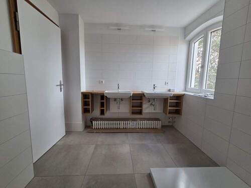 1.OG - Bad mit Doppelwaschtisch und Fenster - 