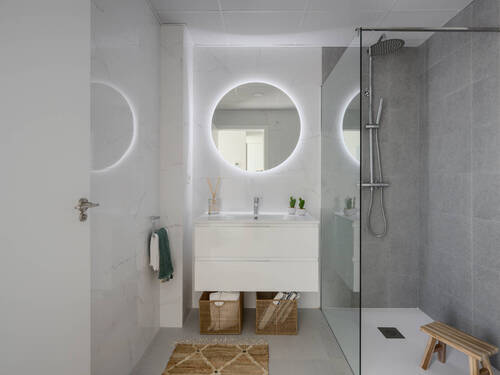 11_Bathroom.jpg - 