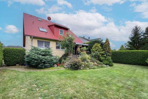 Rückansicht Haus - Großzügiges Wohnen mit Gartenidylle - Seltene Gelegenheit für Eigennutzer & Anleger