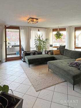 Wohnzimmer - Charmante, helle 4 Zimmer-Wohnung mit Balkon in ruhiger Lage!