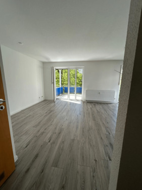 Wohnzimmer mit Balkon.png - 2 Zimmer Etagenwohnung zur Miete in Leipzig
