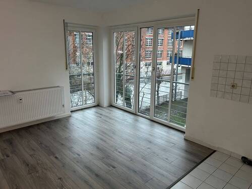 Wohnzimmer mit angeschlossener offener Küche.jpg - 2 Zimmer Etagenwohnung in Leipzig