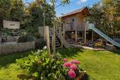 Spielbereich und Bachlauf - 