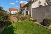 Seitengarten mit Terrasse - 