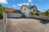Große Hofeinfahrt & Garage - 7 Zimmer Einfamilienhaus in Landau/Isar Niederhöcking