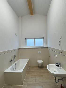 Badezimmer - 4 Zimmer Etagenwohnung zur Miete in Höchstadt an der Aisch / Nackendorf
