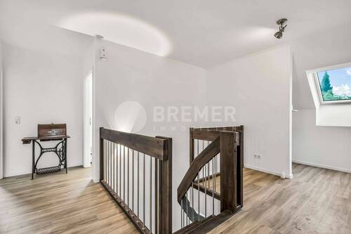 Treppe und Flur im Dachgeschoss - 