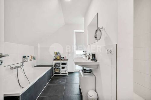 Badezimmer im Dachgeschoss - 