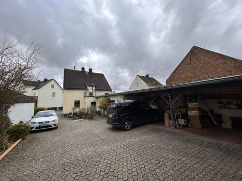 Hof mit Stellplätzen - 