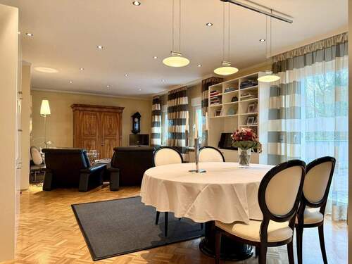 Wohn- und Esszimmer im Erdgeschoss - 9 Zimmer Mehrfamilienhaus, Wohnhaus in Offenbach