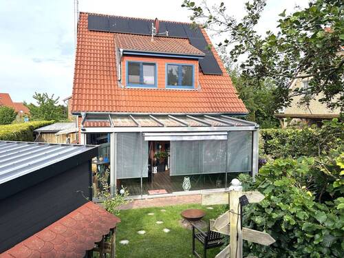 Blick aus dem Garten zum Haus - 