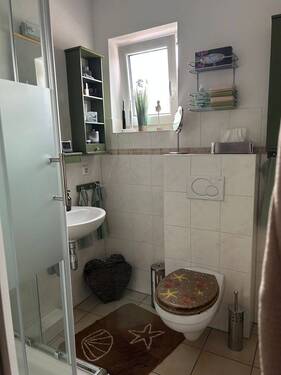 Gästebad mit Dusche im EG - 