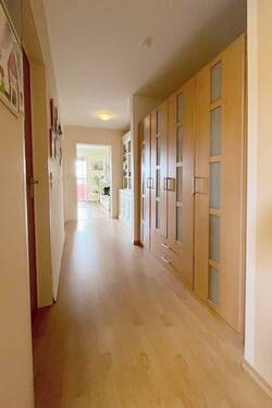 Flurbereich mit viel Platz in den Schränken - 