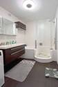 Modernes Bad mit begehbarer Dusch-/Badewanne - 