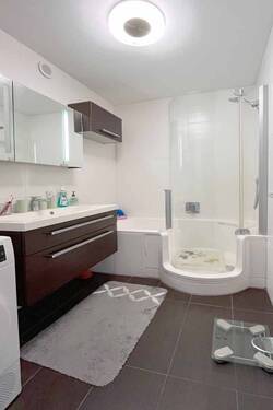 Modernes Bad mit begehbarer Dusch-/Badewanne - 
