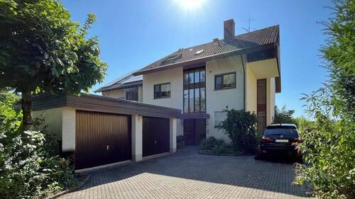 Die Wohnung befindet sich in einem kleinem Mehrfamilienhaus mit 3 Wohneinheiten - 