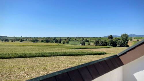 Weitblick über die umliegenden Felder - Helle Dachgeschosswohnung mit traumhaftem Weitblick in Ortsrandlage