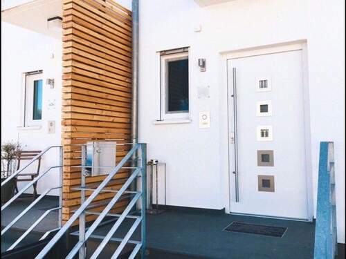 Hauseingang - 6 Zimmer Einfamilienhaus zur Miete in Bruchköbel