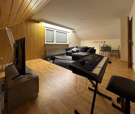 Wohnzimmer - Sehr geräumige, gepflegte 3-Zimmer Dachgeschoss-Wohnung in ruhiger Lage von Eislingen-Süd