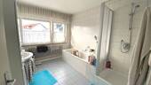 Bad mit Wanne und Dusche im Obergeschoss - 