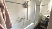 Bad mit Wanne und Dusche im Erdgeschoss - 
