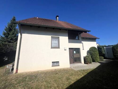 Aussenansicht - 2 Zimmer Wohnlocation mit weiterem Zimmer im Souterrain in einem 3-Familienhaus mit Gartenanteil und Garage