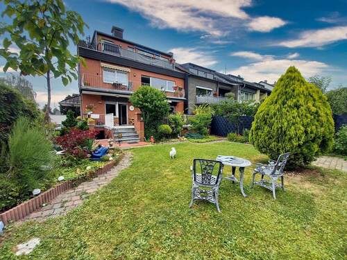 Rückseite Haus mit Garten - 9 Zimmer Mehrfamilienhaus, Wohnhaus in Köln / Heimersdorf