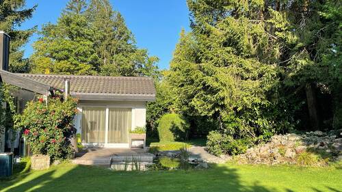 Hausansicht mit Teich.jpg - Das Eigenheim direkt am Golfplatz! Freistehender Bungalow mit Wellness-Oase in bester Lage Hailafing