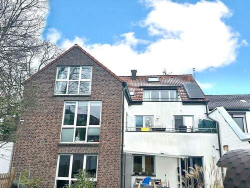 Hausansicht Rückseite - Gut geschnittene Dachgeschosswohnung in beliebter Wohnlage