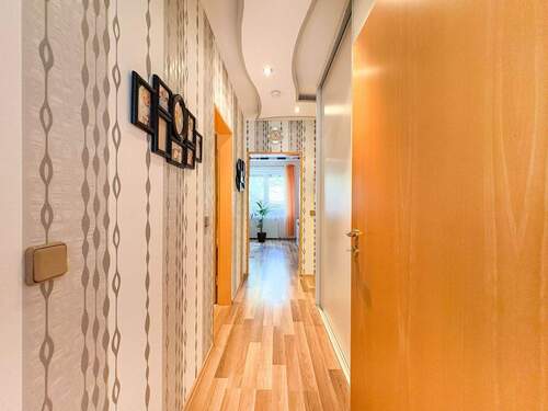 Flur mit Einbauschrank - 