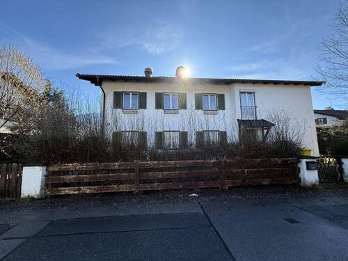 Hausansicht von Norden - 7 Zimmer Mehrfamilienhaus, Wohnhaus in Ohlstadt