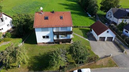 Luftbild Vorderseite - 2 Familienhaus mit Doppelgarage auf großem Grundstück