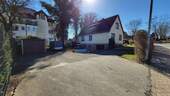 Haus mit Garagen und Stellplätzen - 