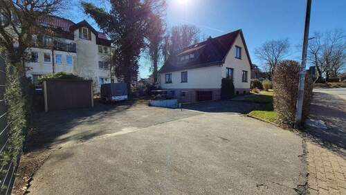 Haus mit Garagen und Stellplätzen - 