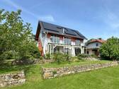 Gartenseite - Architektonisches Wohlfühlhaus mit Galerie, nachhaltiger Energietechnik, sonniger Lage in Liebenau