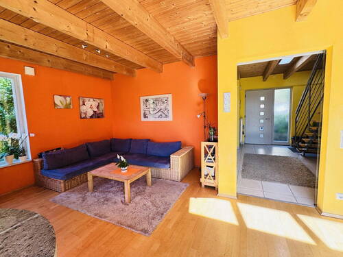 Wohnzimmer und Eingang - 