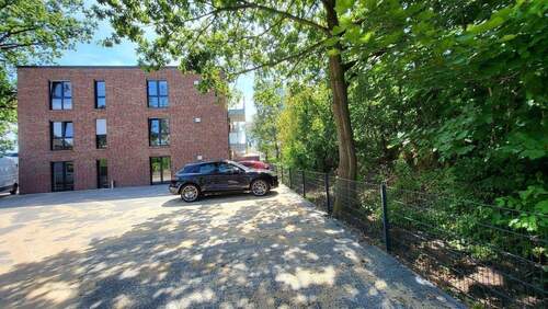 Stellplätze hinter dem Haus.jpg - 2 Zimmer Terrassenwohnung zur Miete in Kaltenkirchen